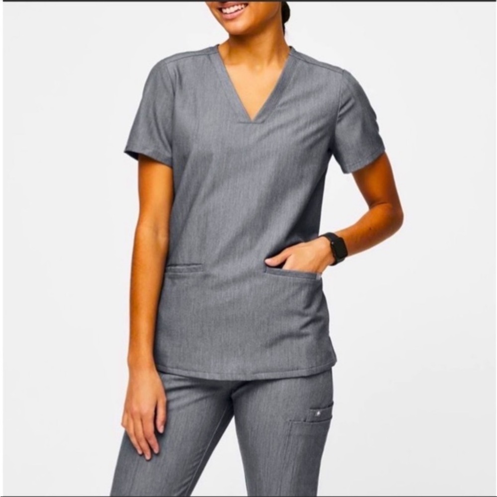 FIGS scrub top graphite gray small.